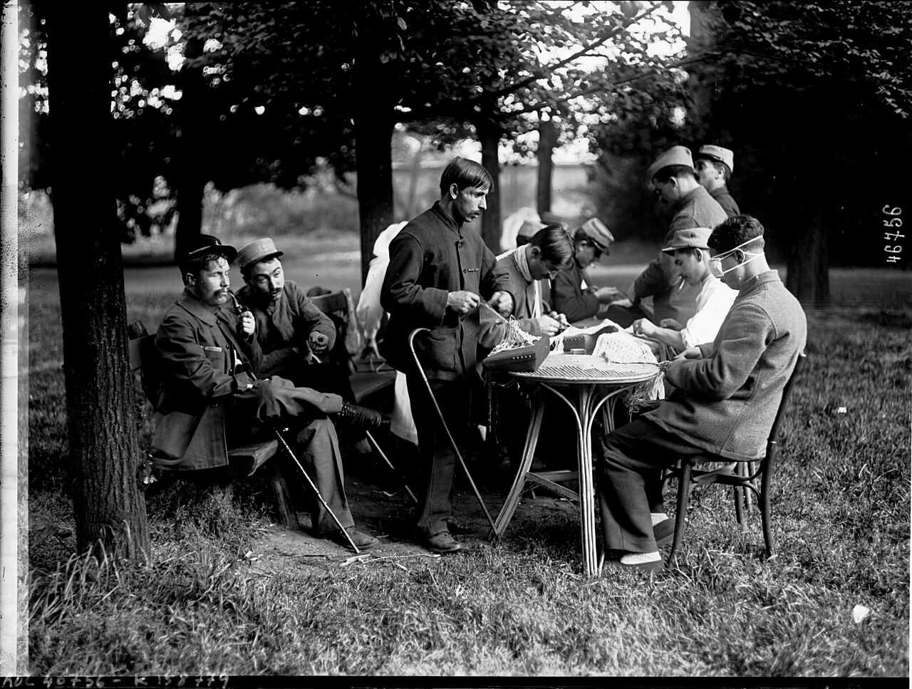 Uomini seduti che annodano il macramè, fotografia d'archivio del 1916